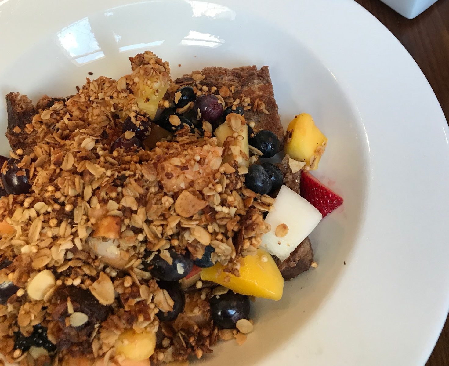 brunch montreal - pain doré et granola au restaurant le ptit cochon santé